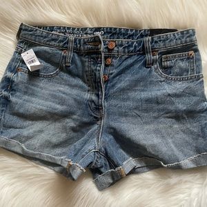 Gap button fly denim shorts (NEVER USED). Size 6/28